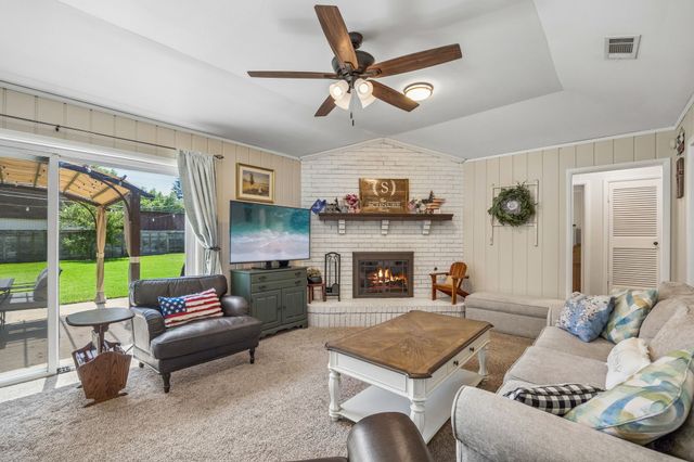 901 Raintree Road, Fort Worth, TX 76103