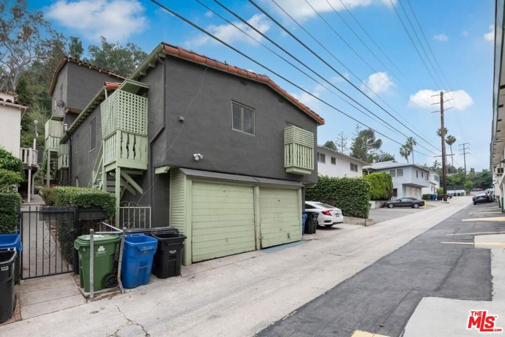 Image 19 of property listing at 3725 Arbolada Road, Los Angeles, CA 90027