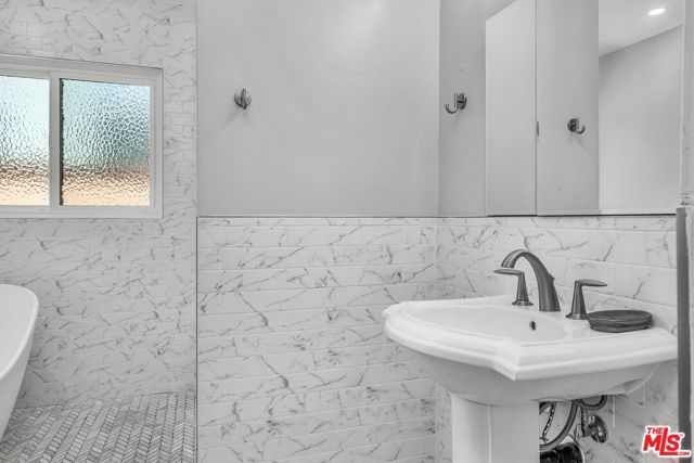 8732 Villanova Avenue, Los Angeles, CA 90045