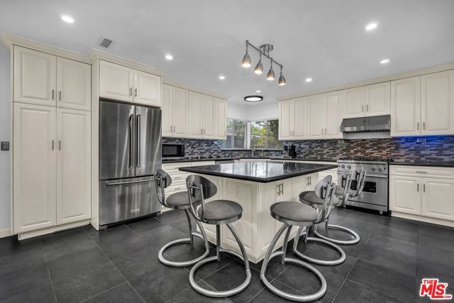 8732 Villanova Avenue, Los Angeles, CA 90045