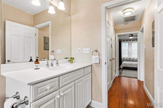 827 Westwood Drive 3E, Clayton, MO 63105