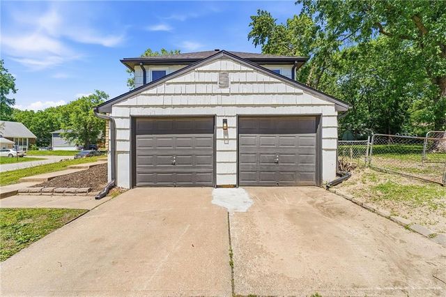 13309 Park Hills Drive, Grandview, MO 64030