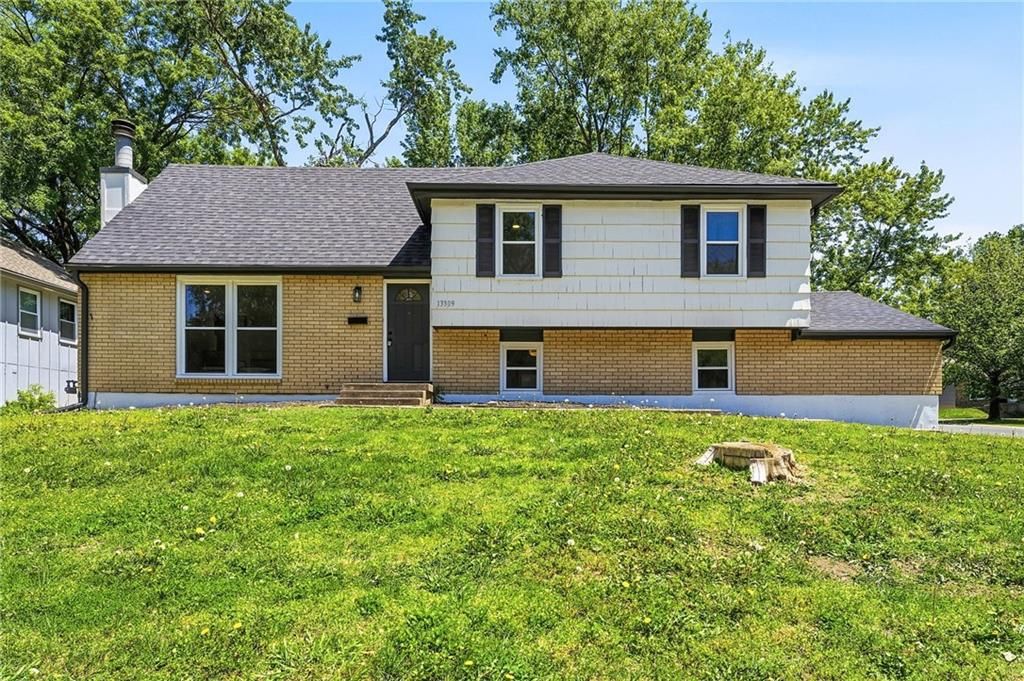 13309 Park Hills Drive, Grandview, MO 64030