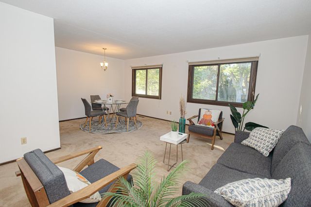 6570 Upper 35th Street N, Oakdale, MN 55128