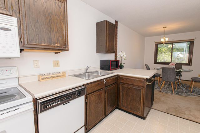 6570 Upper 35th Street N, Oakdale, MN 55128