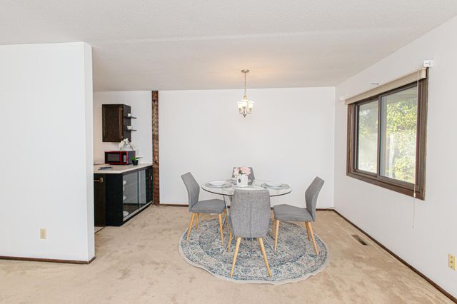 6570 Upper 35th Street N, Oakdale, MN 55128