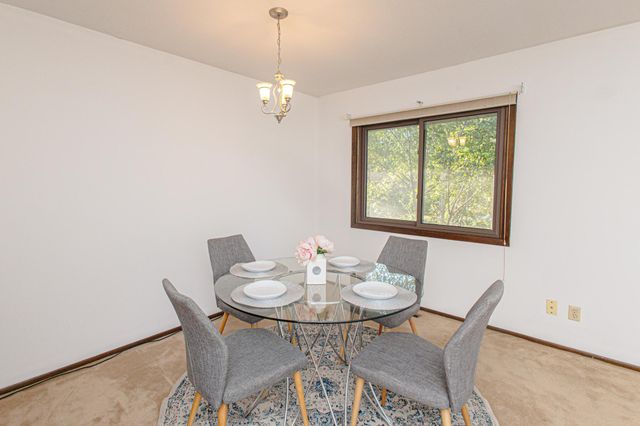 6570 Upper 35th Street N, Oakdale, MN 55128