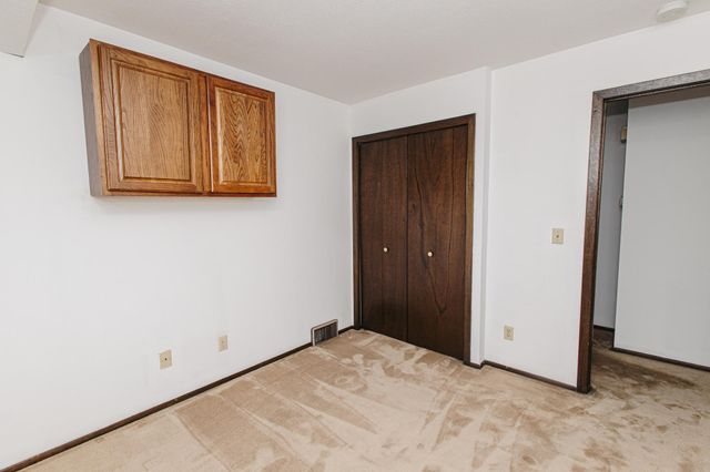 6570 Upper 35th Street N, Oakdale, MN 55128