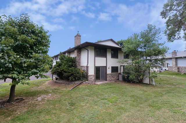 6570 Upper 35th Street N, Oakdale, MN 55128