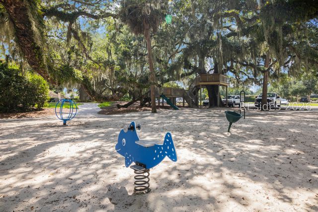 12 Palm Isle Ct, Hilton Head Island, SC 29926