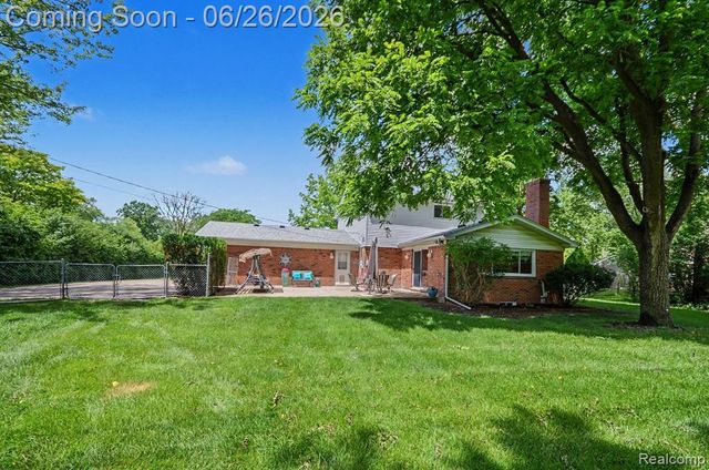 24474 Springbrook Drive, Farmington, MI 48336