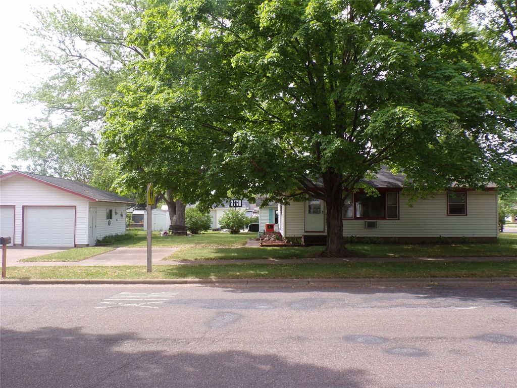Image 11 of property listing at 315 E Wisconsin Street, Chippewa Falls, WI 54729