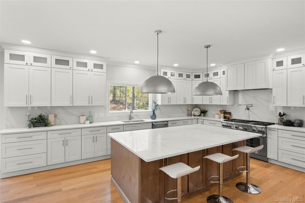 206 Beverly Road, Huntington Station, NY 11746 — photo 4