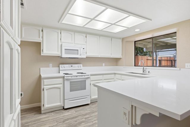 2613 Mill Oak Dr, Modesto, CA 95355