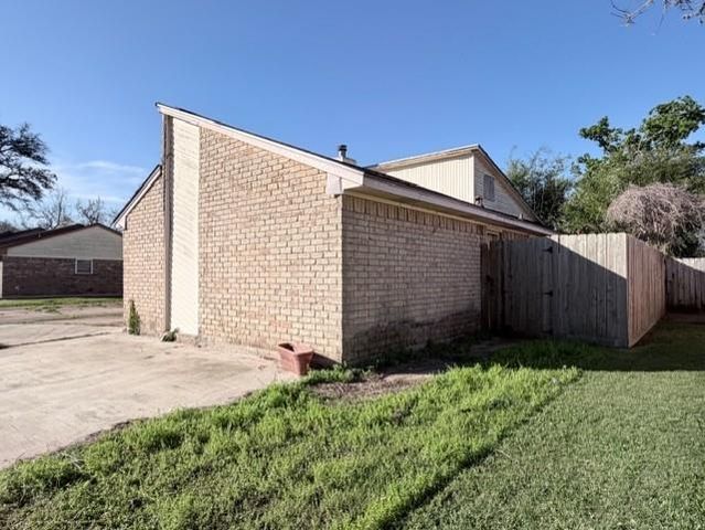 207 Banyan Street, Lake Jackson, TX 77566