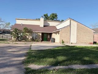 207 Banyan Street, Lake Jackson, TX 77566