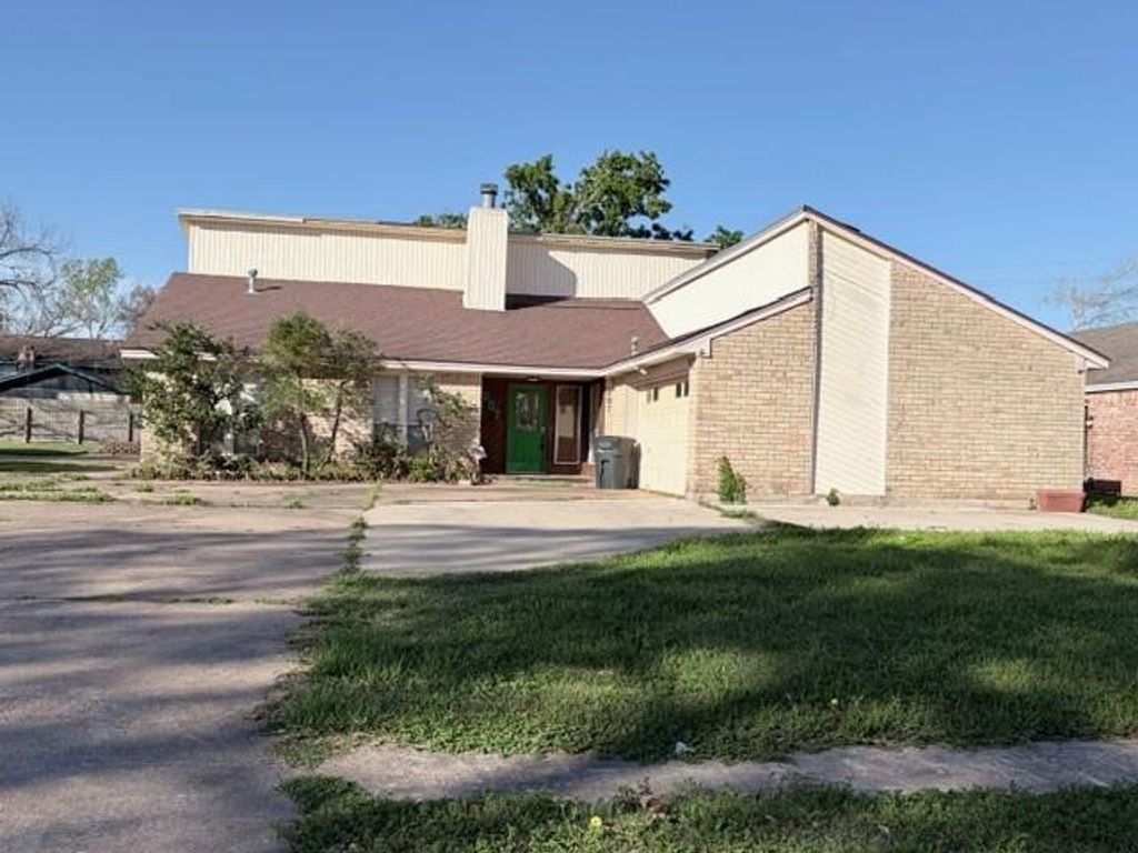 207 Banyan Street, Lake Jackson, TX 77566