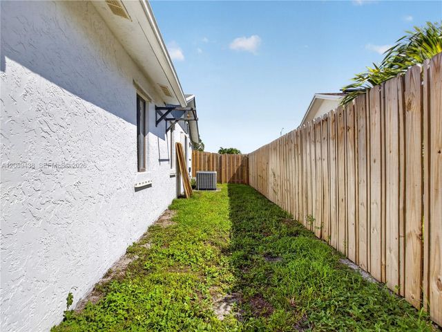 9428 NW 46th Ct, Sunrise, FL 33351