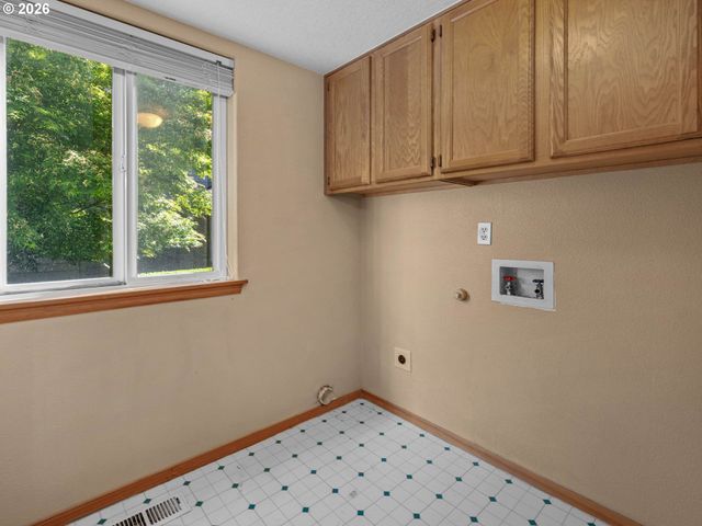 2082 Ne 2ND Ave, Hillsboro, OR 97124