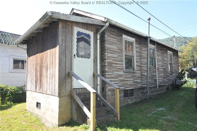 100 Oak Street, Chelyan, WV 25035