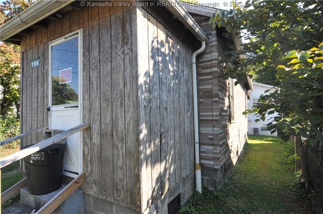 100 Oak Street, Chelyan, WV 25035