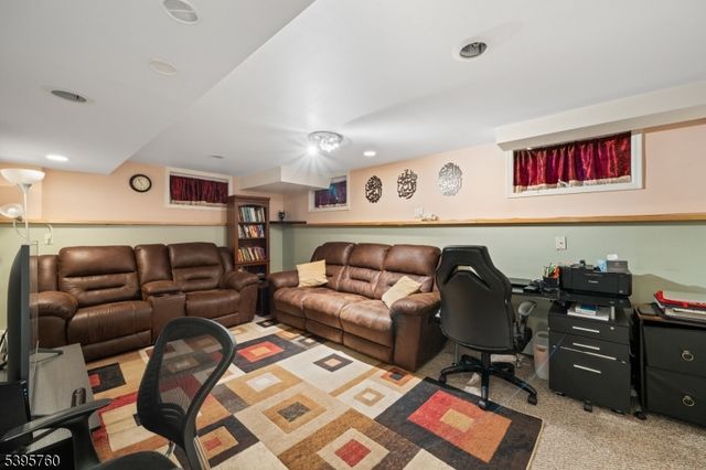 71 Fernwood Ct, Clifton City, NJ 07011