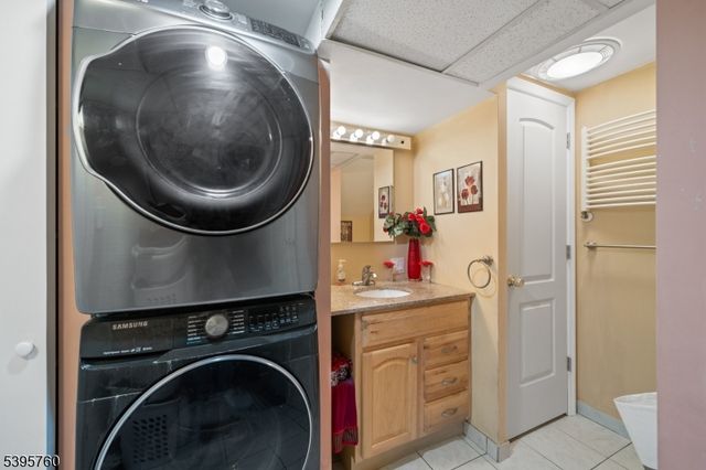 71 Fernwood Ct, Clifton City, NJ 07011