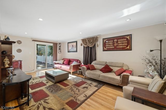 71 Fernwood Ct, Clifton City, NJ 07011