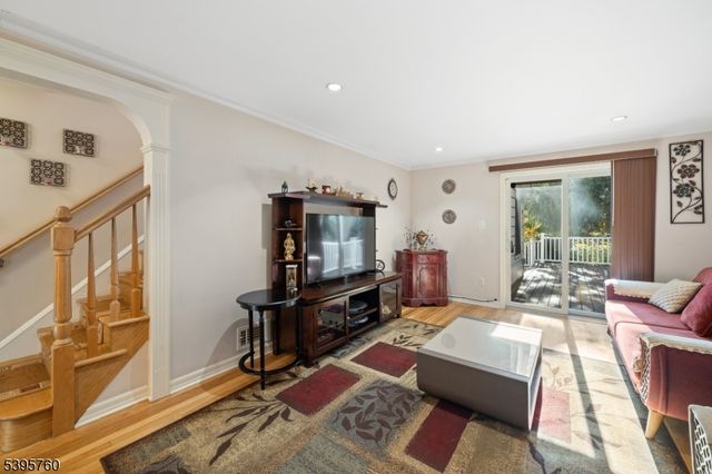 71 Fernwood Ct, Clifton City, NJ 07011