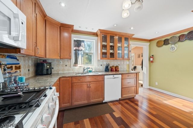 71 Fernwood Ct, Clifton City, NJ 07011