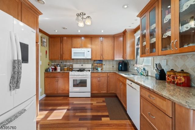 71 Fernwood Ct, Clifton City, NJ 07011