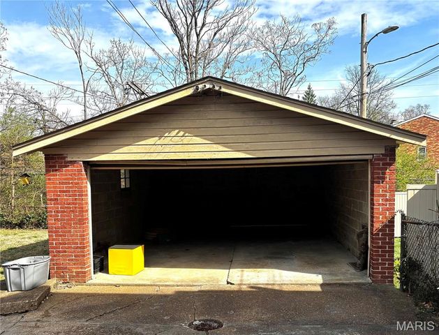 1146 Moorlands Drive, St Louis, MO 63117