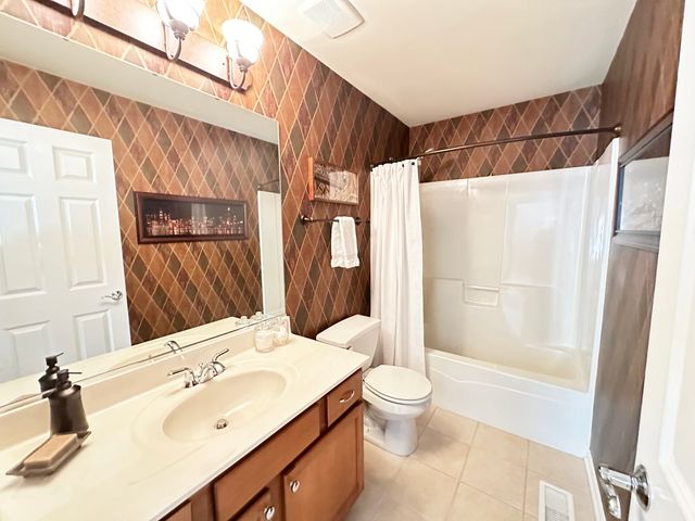 823 Columbia Circle, North Aurora, IL 60542