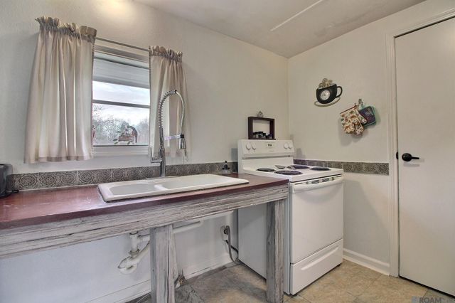 37230 R & R Dr, Walker, LA 70785