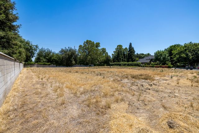 1702 S Manzanita Street, Visalia, CA 93292