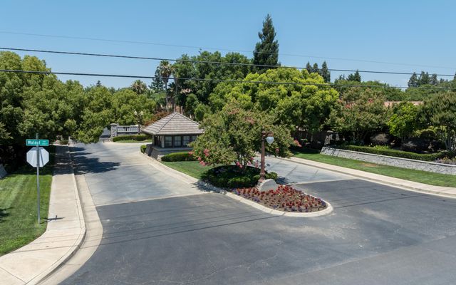 1702 S Manzanita Street, Visalia, CA 93292