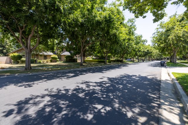 1702 S Manzanita Street, Visalia, CA 93292