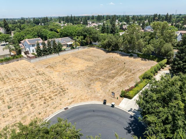 1702 S Manzanita Street, Visalia, CA 93292