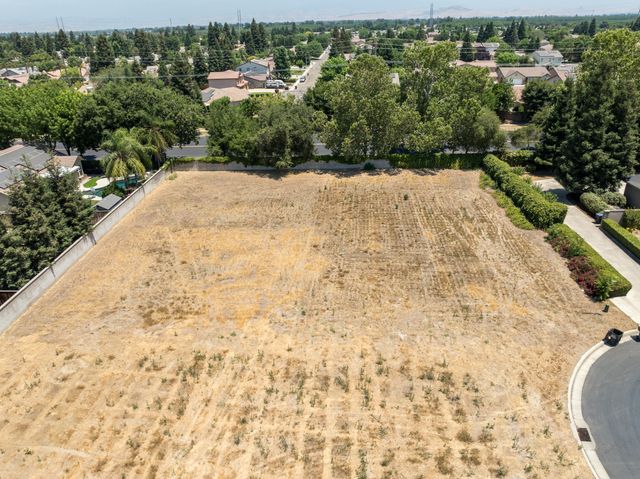 1702 S Manzanita Street, Visalia, CA 93292