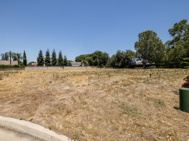 1702 S Manzanita Street, Visalia, CA 93292