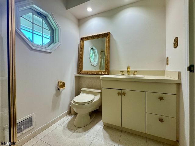 463 Laurel Ln, Kinnelon Boro, NJ 07405