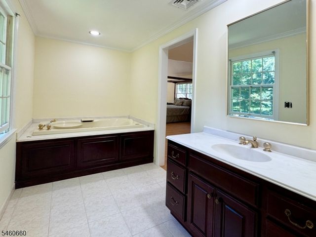 463 Laurel Ln, Kinnelon Boro, NJ 07405