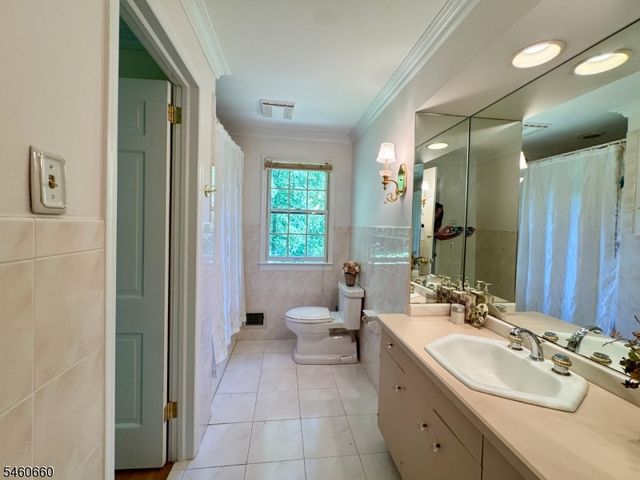 463 Laurel Ln, Kinnelon Boro, NJ 07405