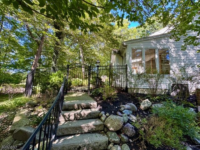 463 Laurel Ln, Kinnelon Boro, NJ 07405