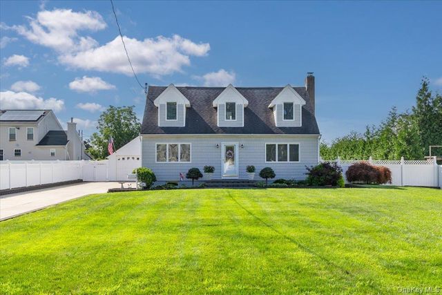 34 Farmers Avenue, Lindenhurst, NY 11757
