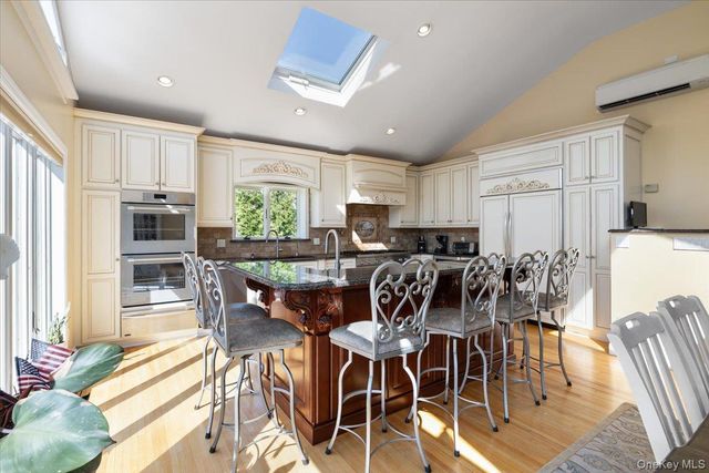 34 Farmers Avenue, Lindenhurst, NY 11757