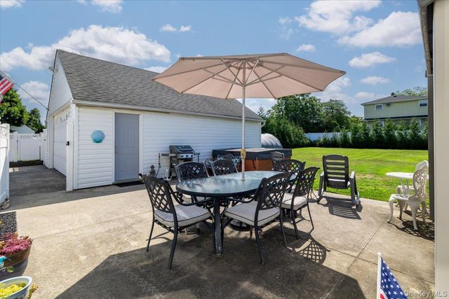 34 Farmers Avenue, Lindenhurst, NY 11757