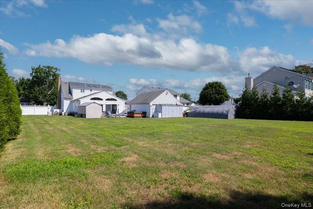 34 Farmers Avenue, Lindenhurst, NY 11757