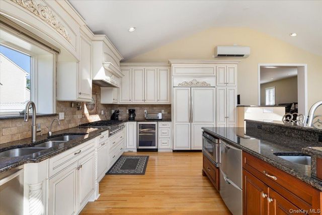 34 Farmers Avenue, Lindenhurst, NY 11757