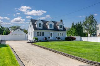 34 Farmers Avenue, Lindenhurst, NY 11757